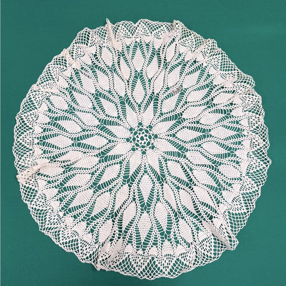 ✨White handmade Large Croche Table Linen with 28” diameter Intricate Design 💕